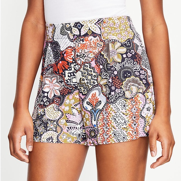 LOFT Pants - NEW LOFT The Pleated Pull On High Waist Short in Mosaic Floral Size Medium